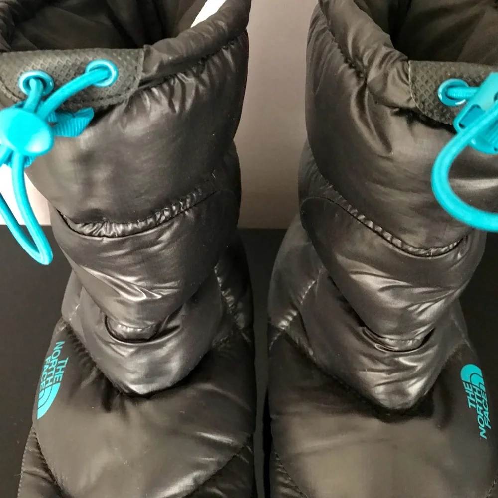 The iconic North Face Bootie is keep your feet warm during cold winter. - Picture 9 of 15